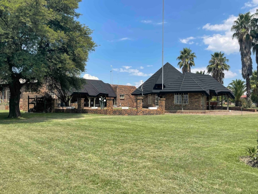 5 Bedroom Property for Sale in Oranjeville Free State